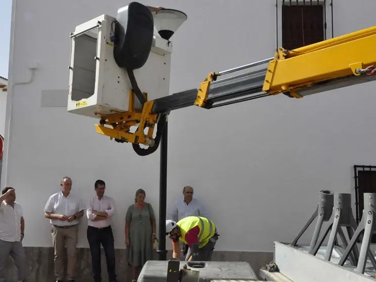 Caballero supervisa la sustitución de luminarias en Carrión de Calatrava.