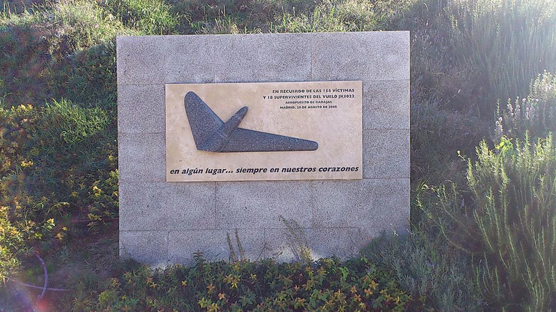 Placa en recuerdo de las víctimas instalada en el parque Juan Carlos I de Madrid. Fuente: Wikipedia