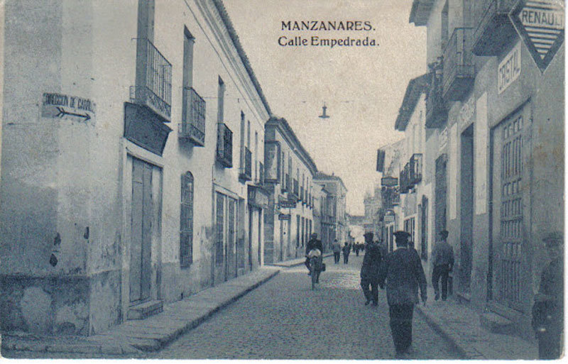 La manzanareña calle de la Empedrada en el siglo XX. Fuente: manzanareshistoria.es