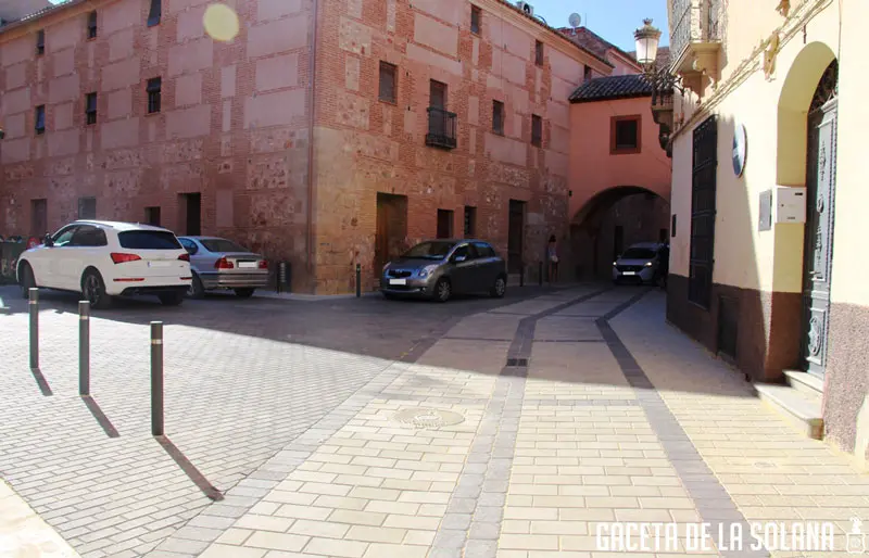 La vía aneja a la Plaza Mayor cuenta con un renovado aspecto y ha cambiado su formato al de plataforma única.