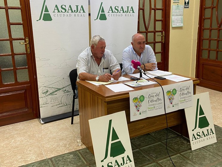 El presidente local y regional de la organización agraria, Fernando Villena, y el secretario general de ASAJA Ciudad Real, Florencio Rodríguez.