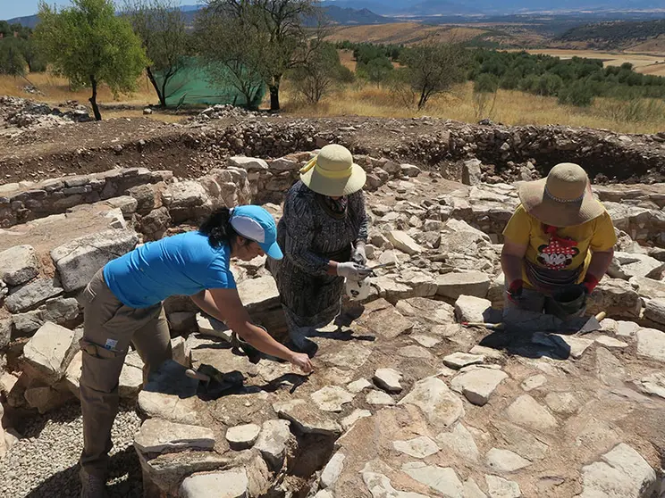 La intervención cuenta con la codirección de Caridad Nieto Díaz, restauradora de bienes culturales, y la autorización y supervisión del servicio de Arqueología de la Delegación Provincial de Cultura en Ciudad Real.