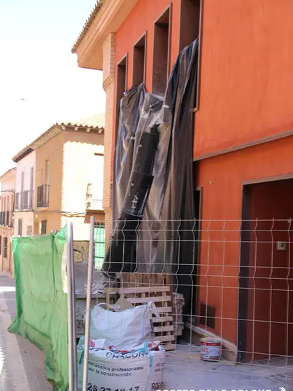 Fachada exterior del Centro de Mayores en obras.