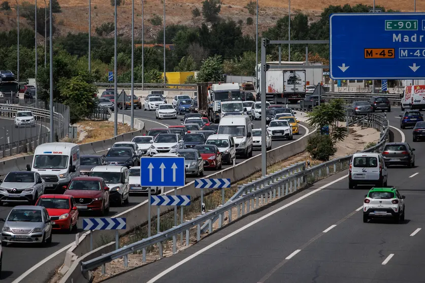 EuropaPress_4624788_numerosos_vehiculos_circulan_autovia_a_3_primer_dia_tercera_operacion (1)