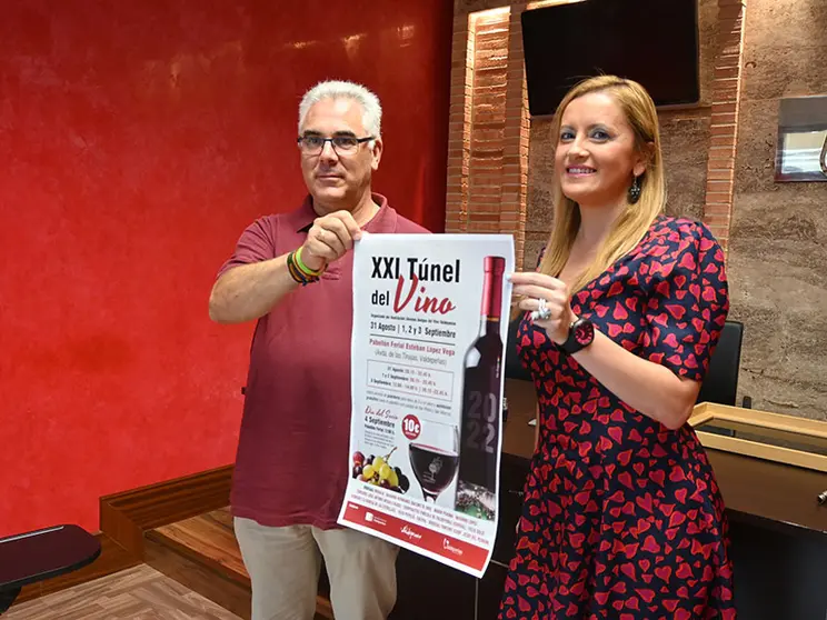 La teniente de alcalde de Cultura y Festejos, Vanessa Irla y el presidente de Jóvenes Amigos del Vino, Felipe Rojo.