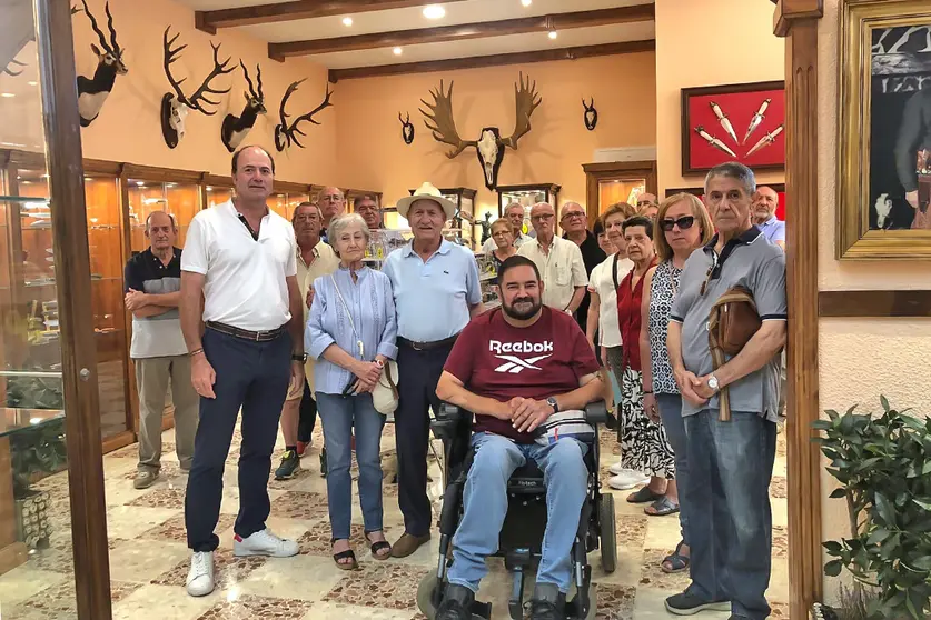 Posado de participantes en la visita a Manufacturas Muela, en la zona de museo