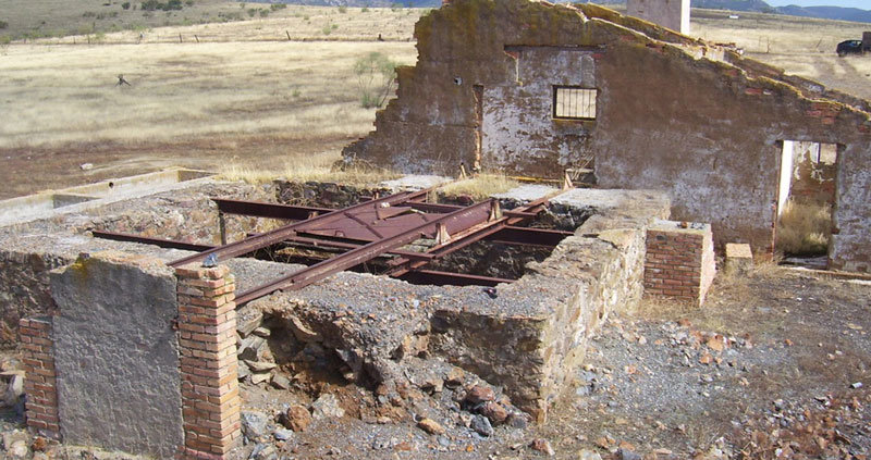 Restos de la antigua mina de “la Simona” en Hinojosas. Fuente: turismocastillalamancha.es