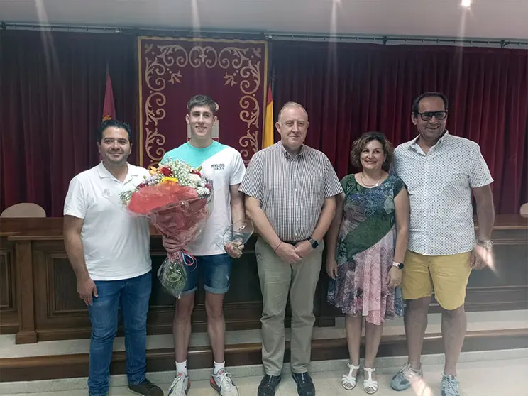 El alcalde de la localidad, Dionisio Moreno, y el vicepresidente de la Diputación Provincial y responsable del área de Deportes de la institución, David Triguero, fueron los encargados de homenajear a este joven deportista de la localidad, que estuvo acompañado por sus familiares y amigos.