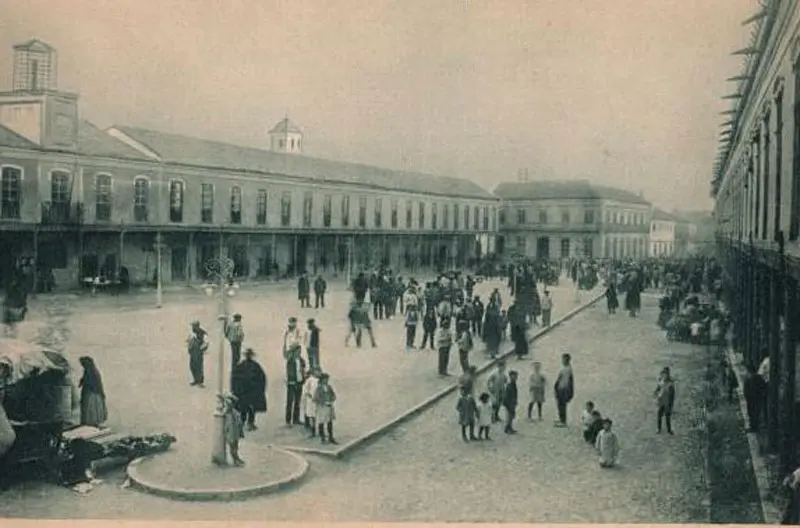 Antigua postal de la Plaza de la Constitución. Fuente: plusesmas.com