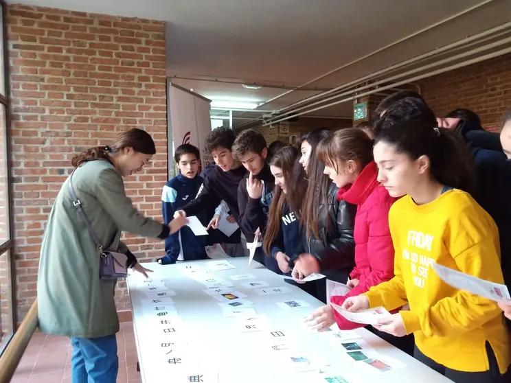 EuropaPress_4685054_taller_caligrafia_instituto_confucio_uclm