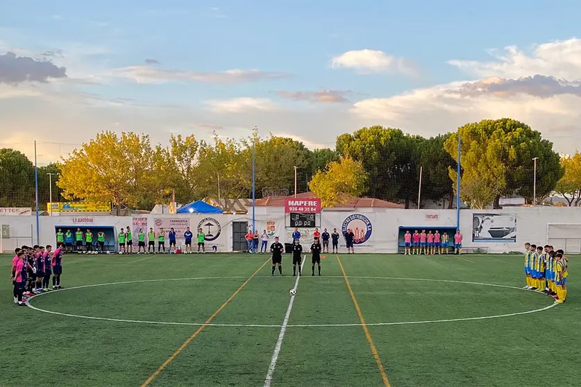 Minuto de silencio al inicio del partido en memoria de Juanma