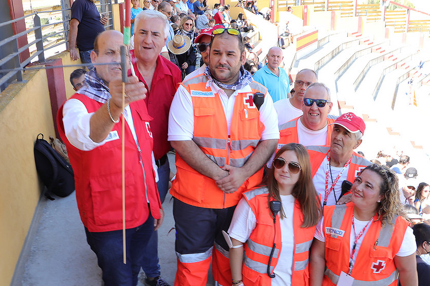 Paco Real, presidente de Cruz Roja Almodóvar, prendiendo la mecha del tercer Encierro