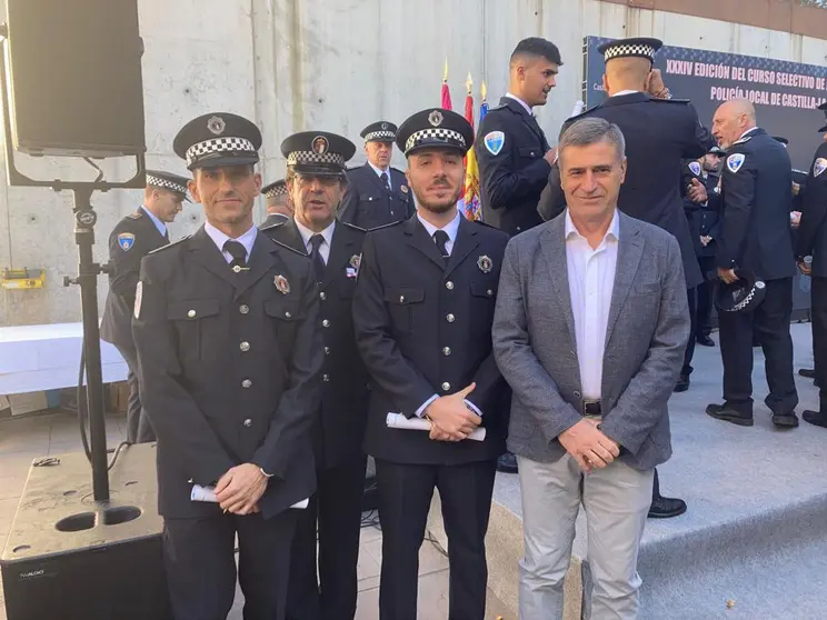 Los dos nuevos agentes, en compañía del concejal de Tráfico y del jefe de la Policía Local