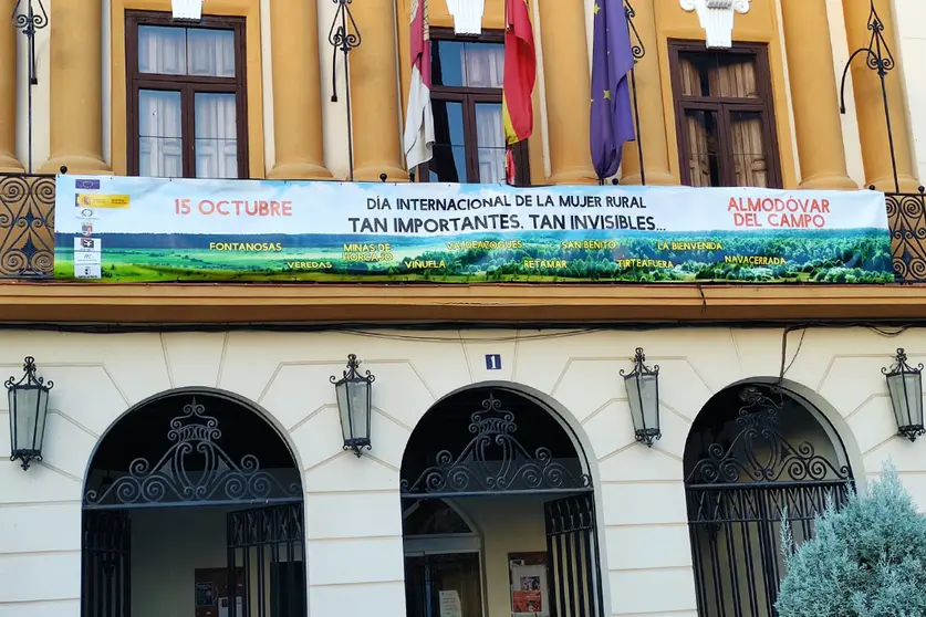 La pancarta que un año más ha vuelto a la balconada del edificio consistorial