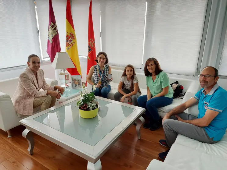 Recibimiento a ganadora pesca infantil 01