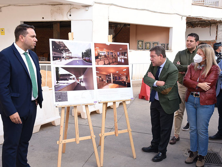 El presidente de C-LM, Emiliano García-Page, visitando las obras de reforma de la estación de autobuses de Tomelloso.