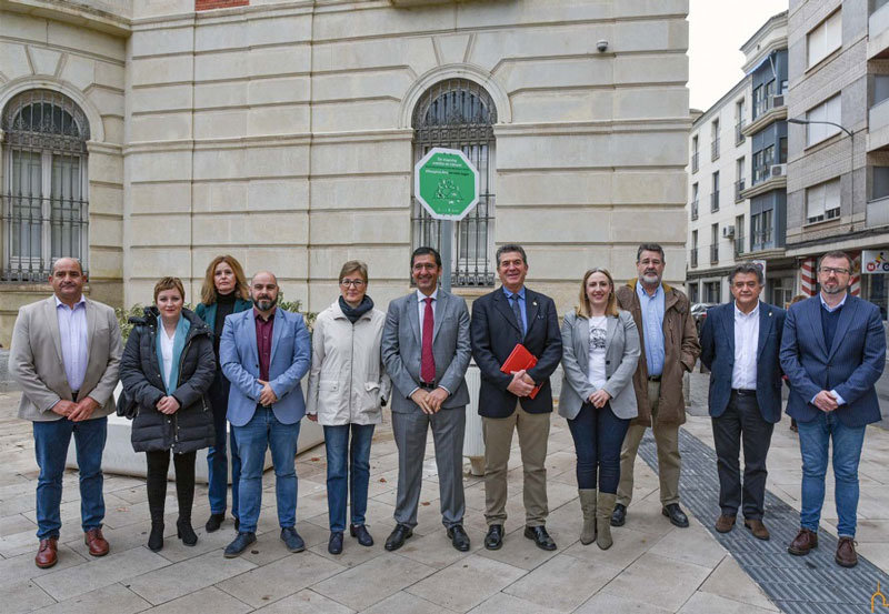 El presidente de la Diputación de Ciudad Real, José Manuel Caballero, junto a los miembros de la AECC durante la colocación de la placa que promueve la creación de espacios sin humo.