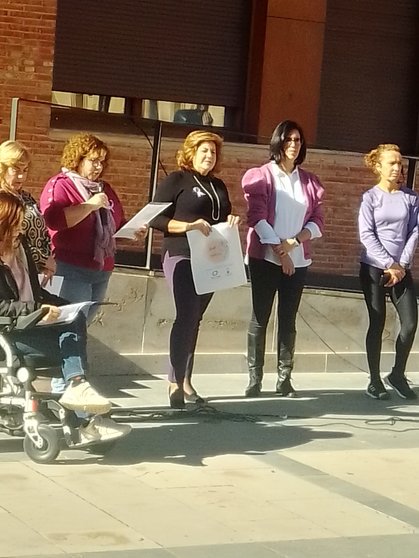 acto violencia género Torralba, concejal leyendo manifiesto
