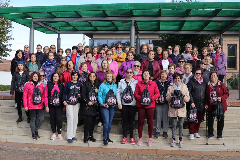 Participantes en la marcha senderista, antes de su partida a la Huerta Cuéllar