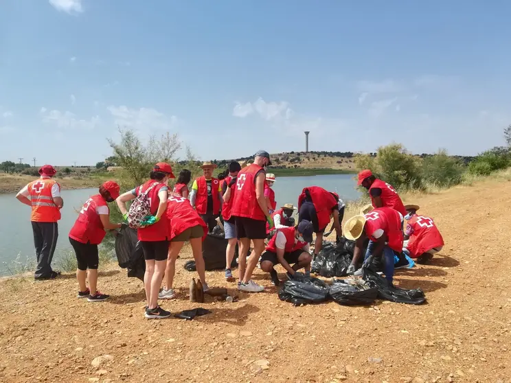 EuropaPress_4851661_cruz_roja_organiza_cuatro_recogidas_basuraleza_dentro_campana_1m2_campos