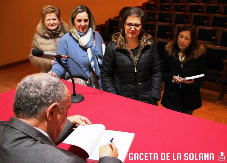 -Firmando libros