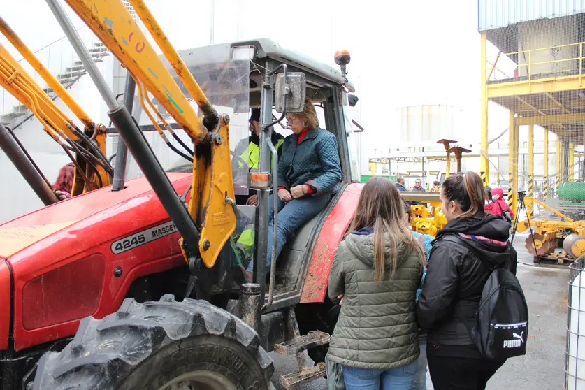 Mujeres aprendiendo a conducir un tractor 2