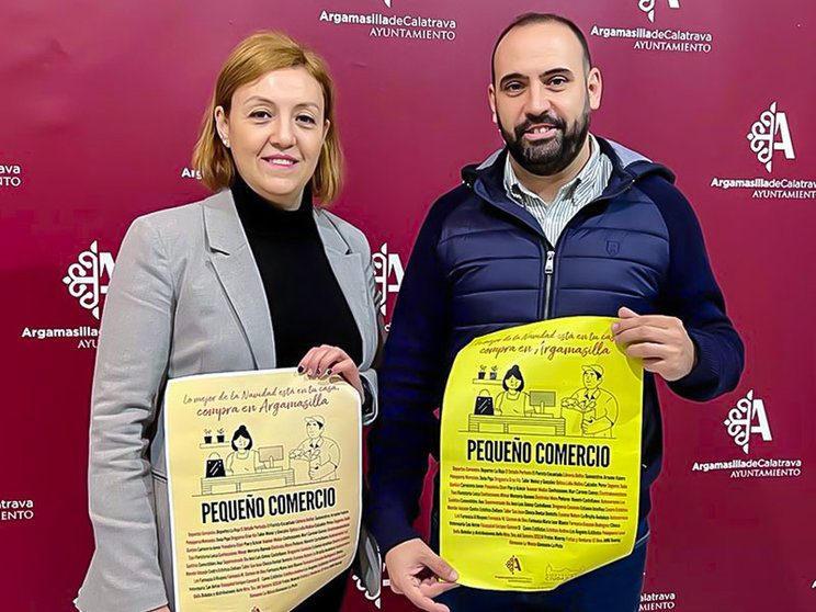 Sáez y Ruiz posan con el cartel de la campaña de este año.