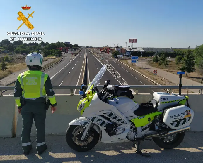 EuropaPress_4193736_agente_guardia_civil_trafico