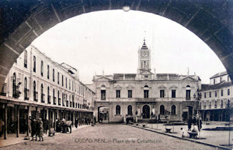 Plaza Mayor de Ciudad Real a principios del siglo XX. Fuente: elsayon.blogspot.com
