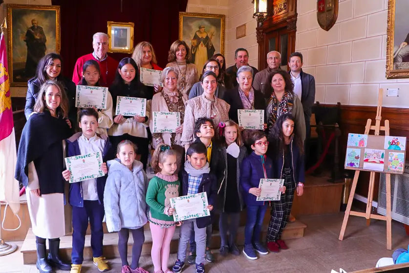 Posado de familia de premiados, jurado y autoridades