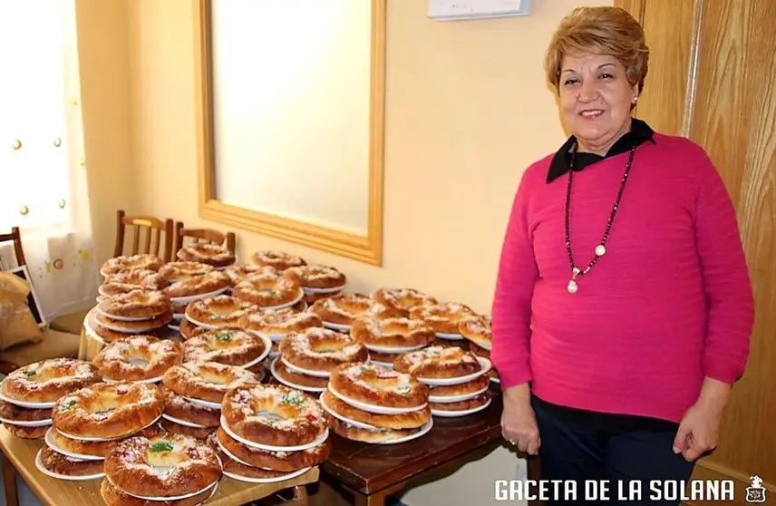 Mari &Aacute;ngeles junto a los roscones para las socias.