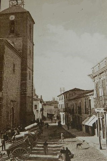 Torre de la Parroquia de Herencia y un rincón del mercado. Fuente: Centro de Estudios Herencianos