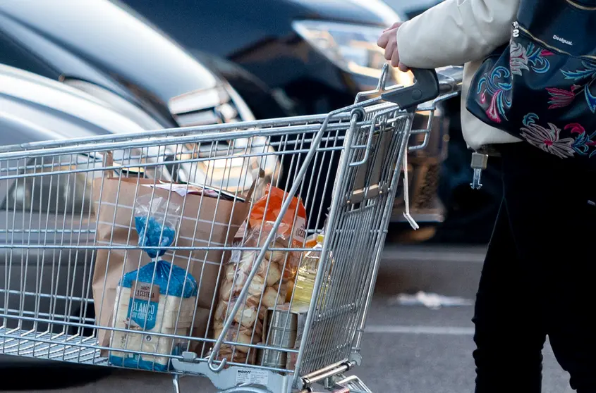 EuropaPress_4890276_mujer_sale_supermercado_carro_compra_27_diciembre_2022_mejorada_campo