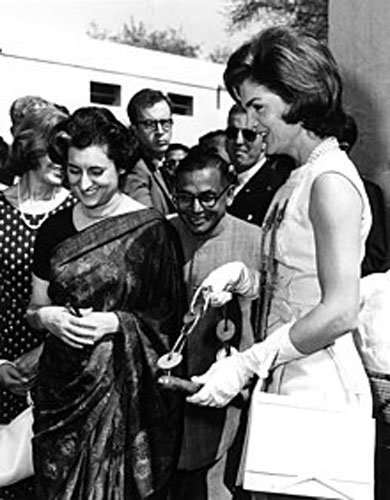 Indira Gandhi y Jacqueline Kennedy en Nueva Delhi en 1962. Fuente: es.wikipedia.org