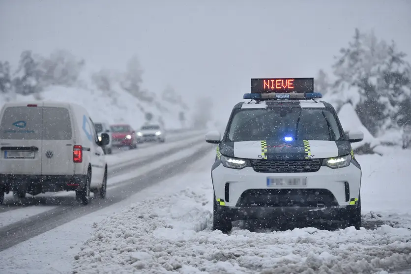 EuropaPress_4927816_coche_policia_aparcado_carretera_nevada_16_enero_2023_huesca_aragon_espana