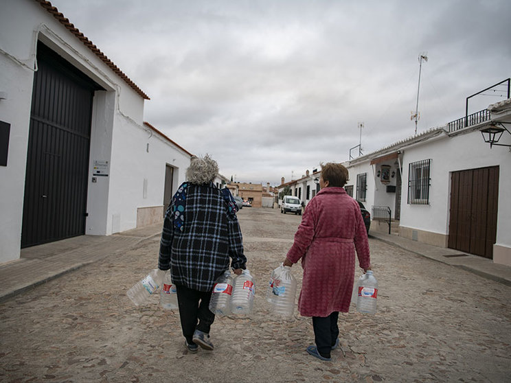 Vecinas de Almagro inician su rutina para conseguir agua.