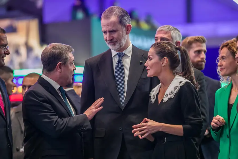 El presidente de Castilla-La Mancha, Emiliano Garc&iacute;a-Page, con los reyes en Fitur.