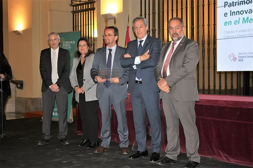 Toledano, en el centro, posando con el premio recibido