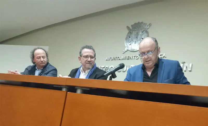 El poeta de La Solana, Luis Díaz-Cacho, durante la presentación de su poemario en la localidad de Lorca.