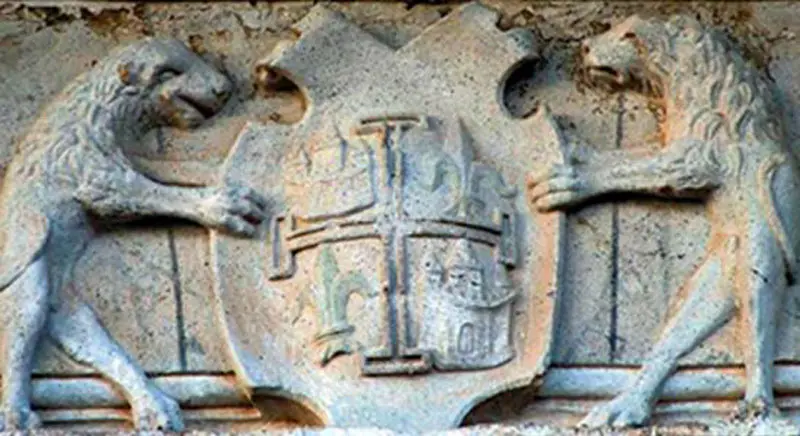 Detalle del escudo en la Casa de los Condes de las Cabezuelas en la Plaza Mayor de Campo de Criptana. Fuente: herencia.net/2013-07-16-los-condes-de-la-cabezuelas