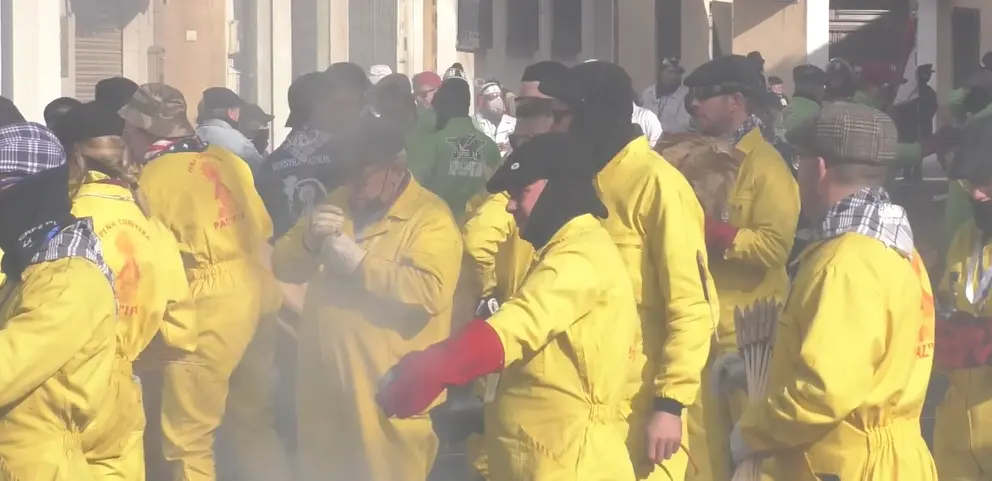 Pe&ntilde;as coheteras durante la procesi&oacute;n