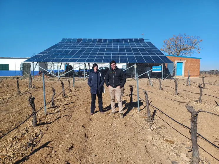 Cristina Secades en la explotación agrícola de Tomelloso