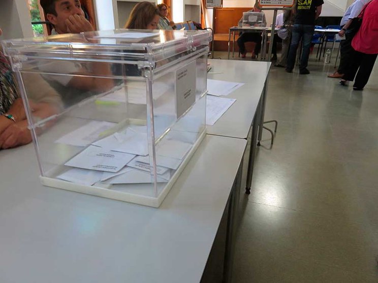 Mesa_electoral_Begur_2015_02