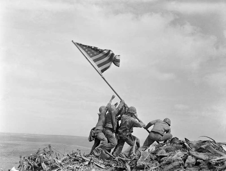 Alzando la bandera en Iwo Jima. Fuente: es.wikipedia.org