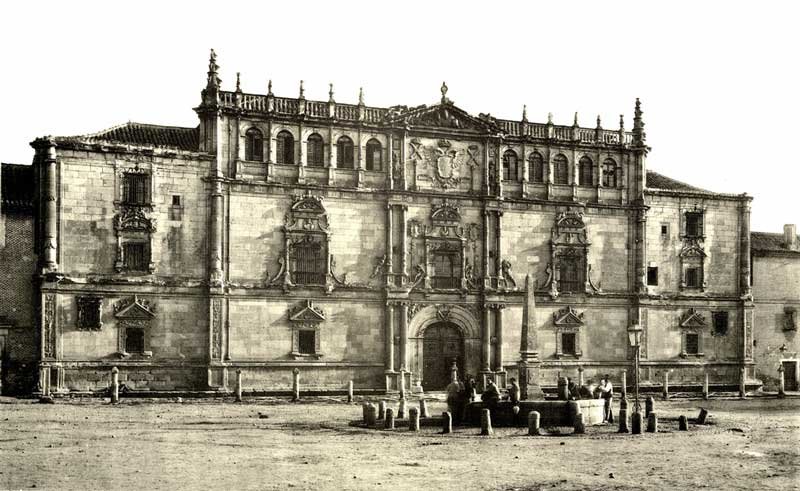 Fachada del Colegio Mayor de San Ildefonso de la Universidad de Alcalá. Fotografía de Constantin Uhde realizada en 1888. Fuente: es.wikipedia.org