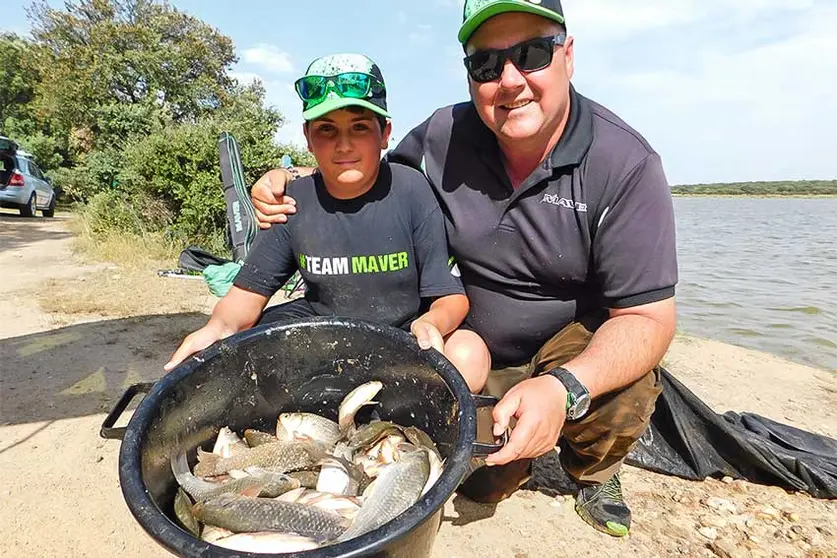 Mostrando-las-capturas-en-una-jornada-de-pesca