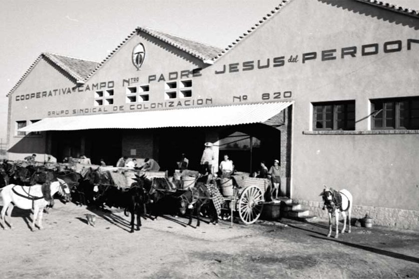 Imagen antigua de la Cooperativa Jesús del Perdón-Bodegas Yuntero. Fuente: ayeryhoyrevista.com