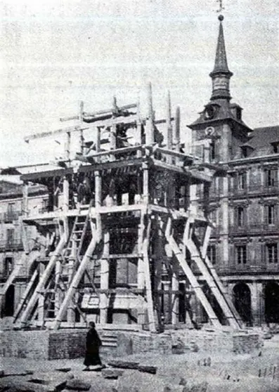 Imagen de la Plaza Mayor con la estatua de Felipe III entre andamios. Fuente: demadridalanube.com