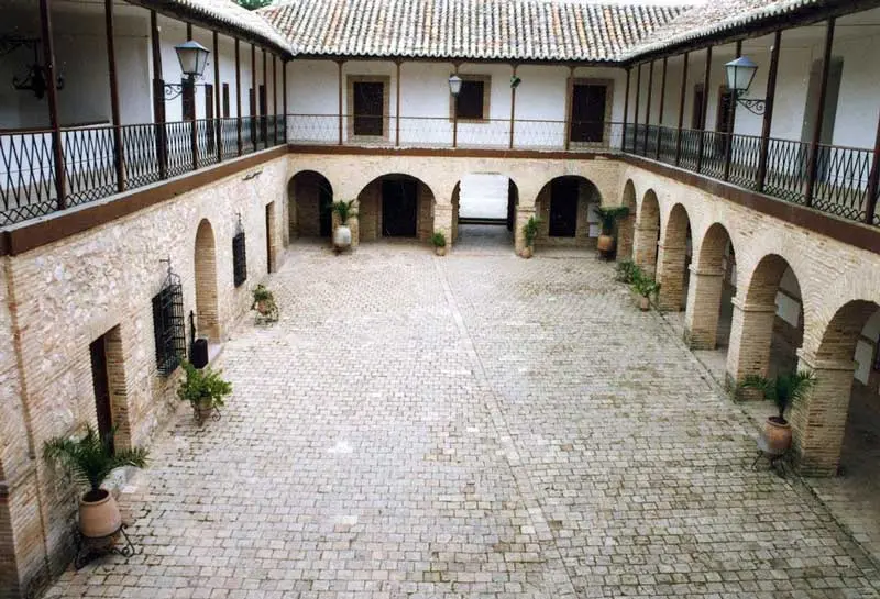 Patio del Santuario Nuestra Señora de las Cruces. Fuente:es.wikipedia.org