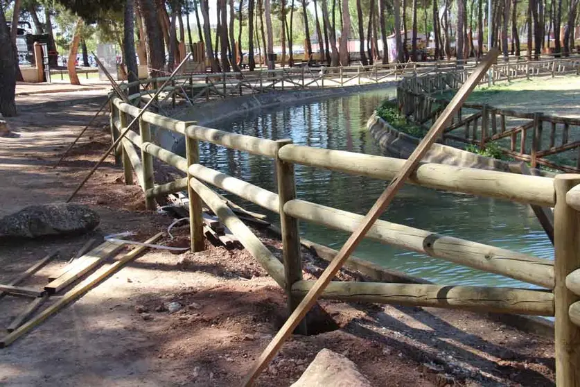 Nuevo vallado en el parque Alces de Alcázar de San Juan.